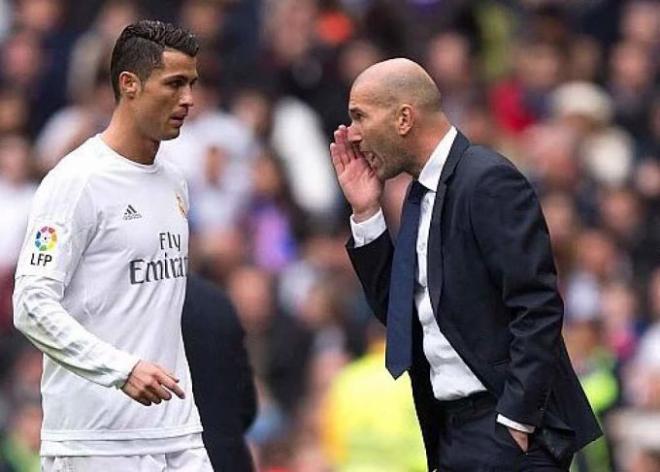 Zidane da instrucciones a Cristiano durante un partido.