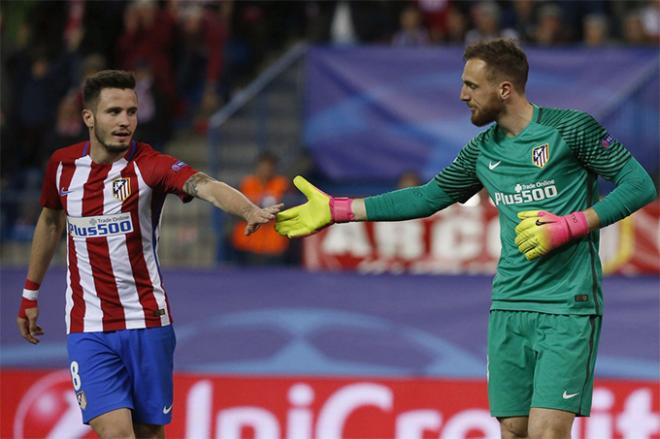 Saúl felicita a Oblak tras su gran parada.