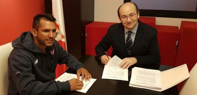 Walter Montoya firma su contrato con el Sevilla FC.