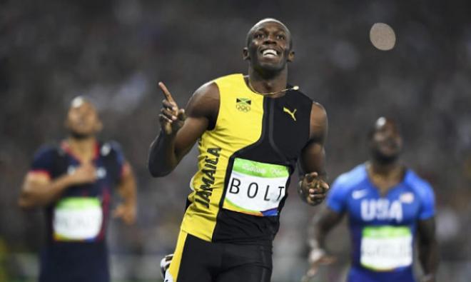 Bolt celebra su tercer oro olímpico en 100 metros lisos.