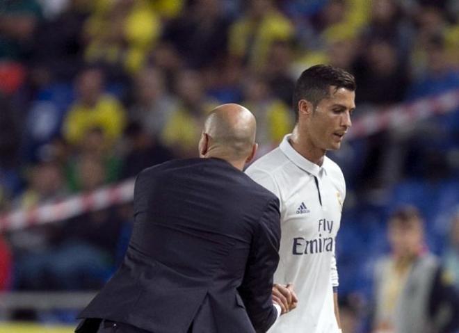 Zidane se acercó a saludar a Cristiano, tras el cambio.