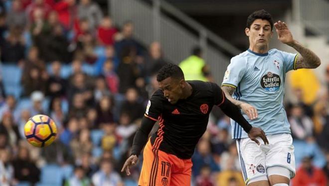 Nani y Tucu Hernández pugnan por un balón.