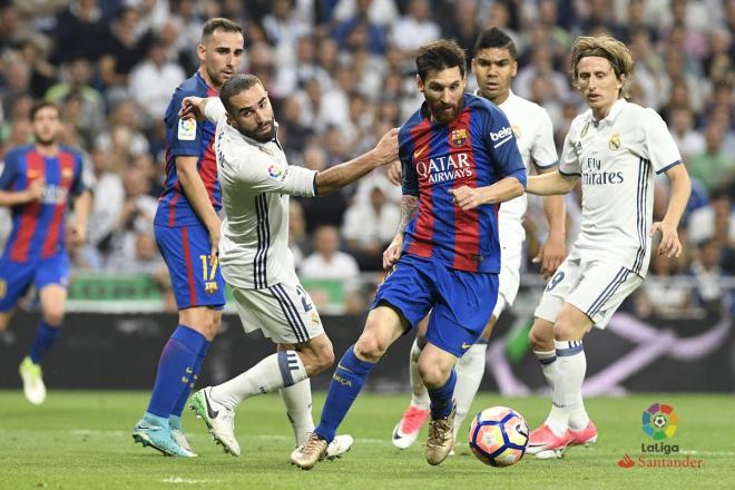 Messi regatea a Carvajal y Modric en el Clásico.