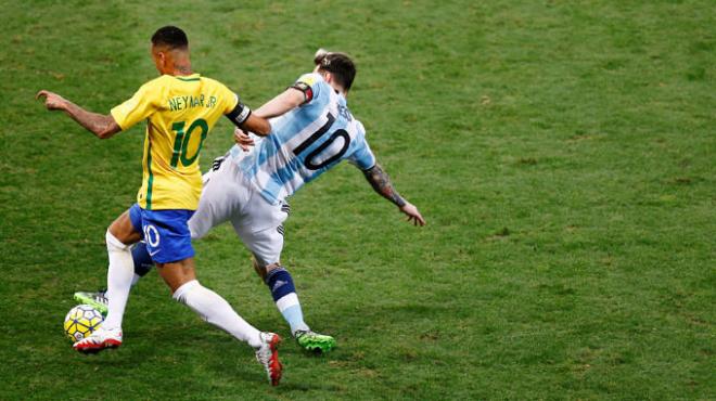 Messi y Neymar disputan la pelota en el anterior Brasil-Argentina.