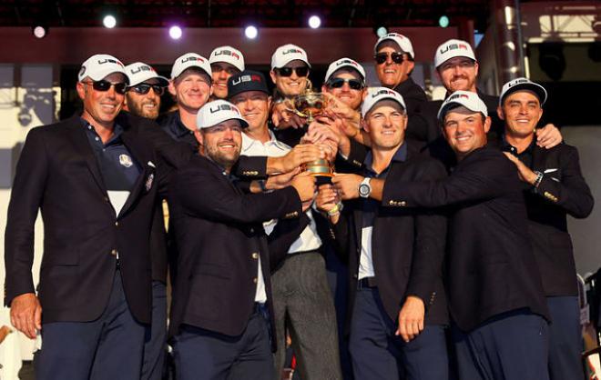 Los norteamericanos posan con el trofeo.