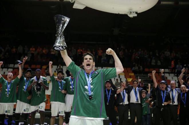 Carlos Suárez levanta la Eurocup.