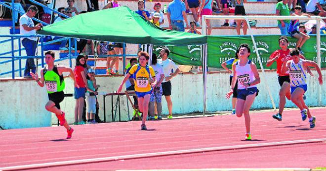 Los pequeños disfrutan con la práctica del Atletismo.