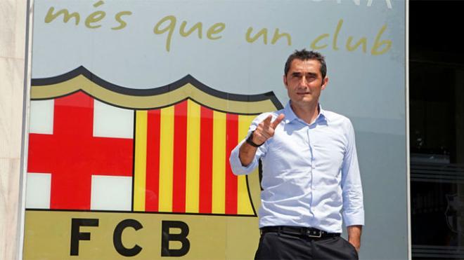 Valverde, posando tras la firma de su contrato.