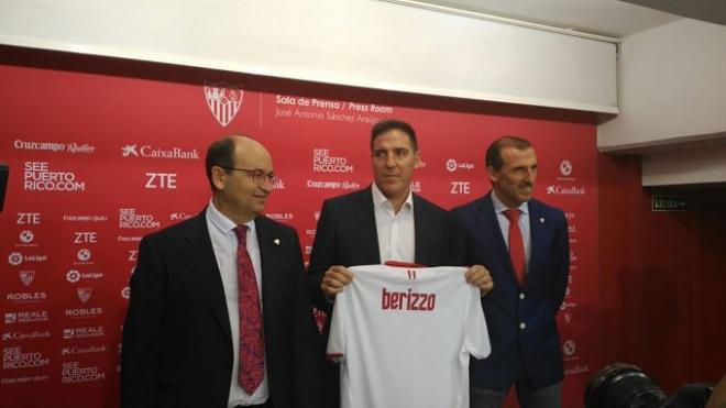 Berizzo posa junto al presidente y al director deportivo del Sevilla.