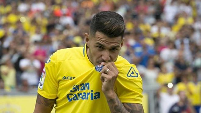 Vitolo, besando el escudo de Las Palmas en su presentación.