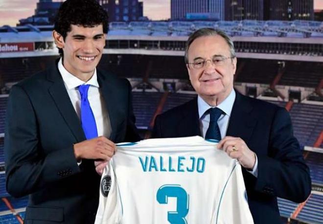 Vallejo posa con su nueva camiseta junto a Florentino Pérez.