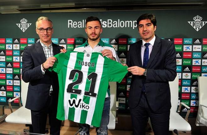 Tosca posa con la camiseta del Betis, junto a Haro y Torrecilla.