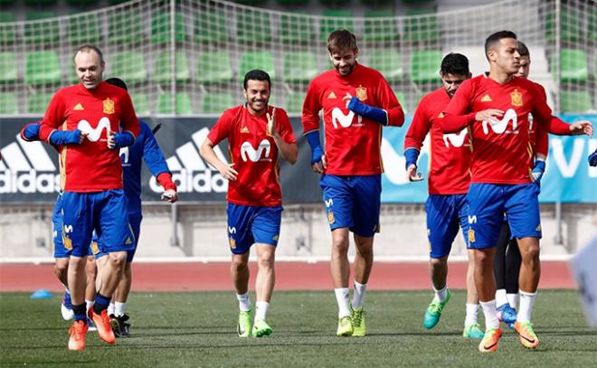 Pedro junto a Piqué y Diego Costa en un entrenamiento.