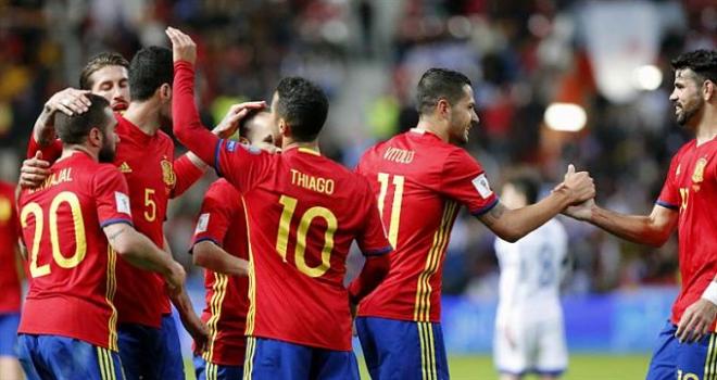 Los jugadores de la selección española se felicitan después de marcar un gol a Israel