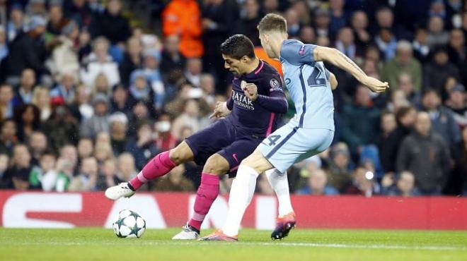 Suárez y Stones pugnan por un balón en el City-Barça.