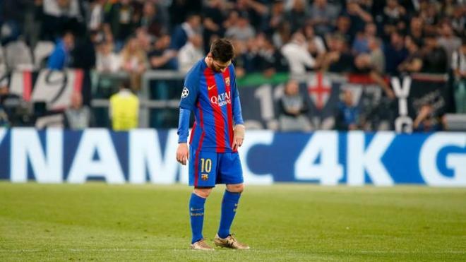 Messi se lamenta sobre el rectángulo de juego.