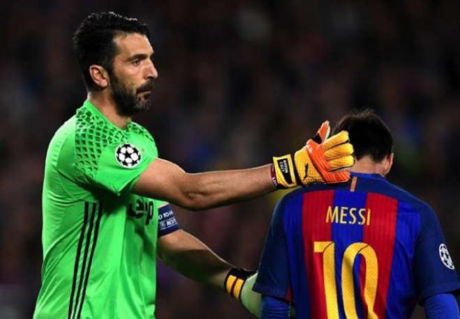 Buffon consuela a un cabizbajo Messi.