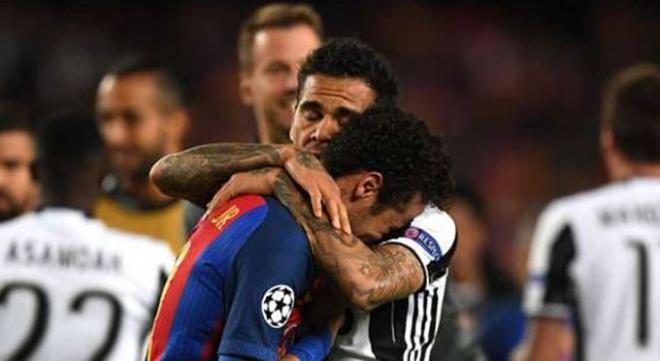 Dani Alves mostró su apoyo a un desconsolado Neymar.