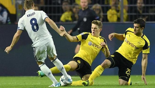 Kroos pelea por un balón con dos rivales.