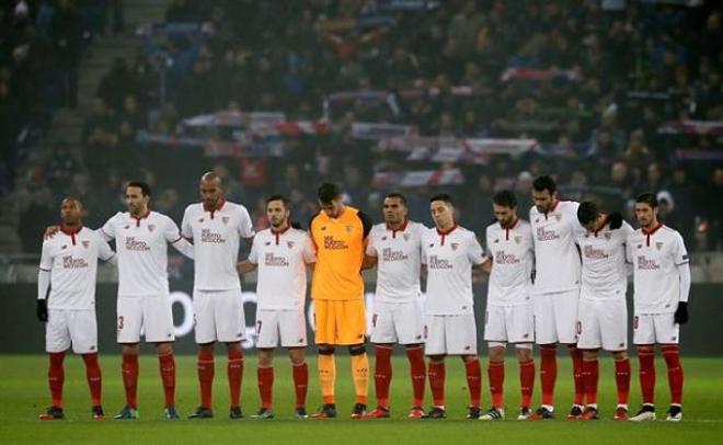 Los jugadores del Sevilla, antes de empezar el partido.
