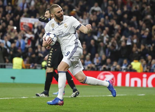 Benzema celebra su gol ante el Nápoles.