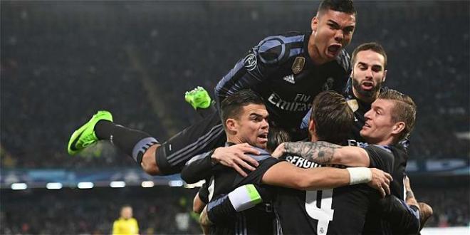 Los jugadores del Madrid celebrando el gol de la tranquilidad.