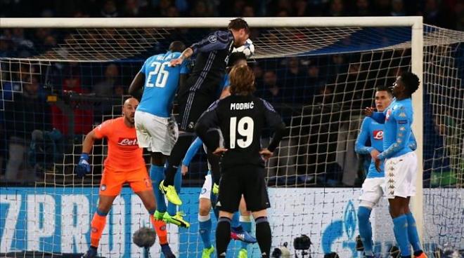 Ramos celebra el 1-2 ante los napolitanos.