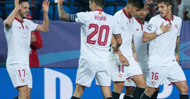 Los jugadores celebran el 1-0 de Sarabia.