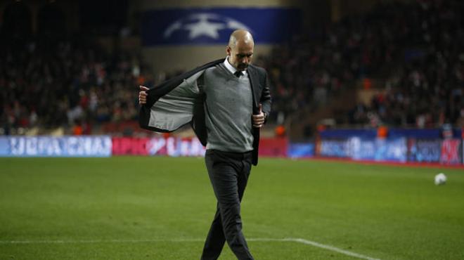 Guardiola, frustrado tras la eliminación de su equipo.