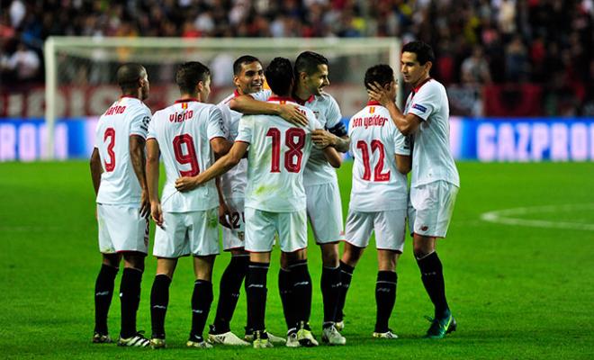 Los jugadores del Sevilla celebran la victoria ante el Dinamo de Zagreb.