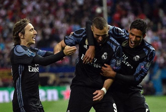 Modric y Varane abrazan a Benzema tras el gol de Isco.