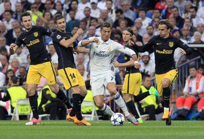 Saúl, Gabi y Griezmann pugnan con Ronaldo en el partido de ida.