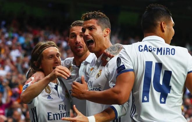 El equipo blanco celebra el primer gol del portugués.