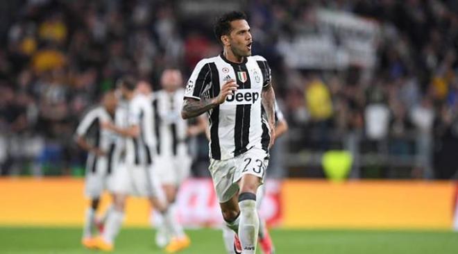 Dani Alves, celebrando su gol ante el Mónaco.