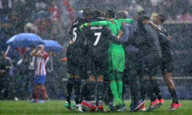 Los jugadores del Madrid celebran el pase a la final.