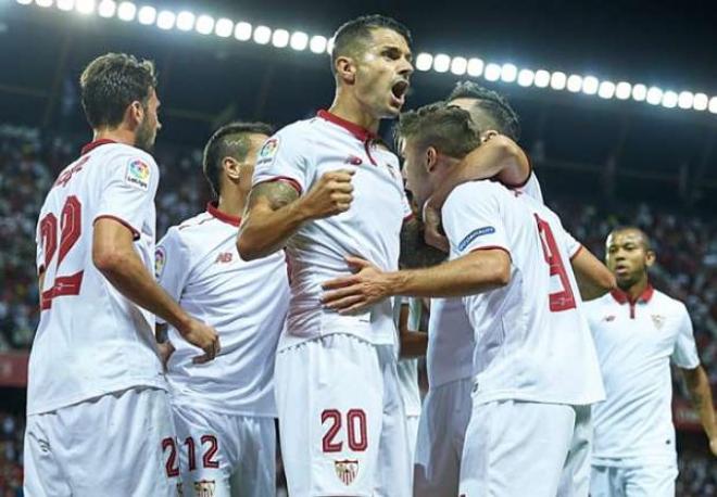 Los jugadores del Sevilla celebran el gol de Ben Yedder.