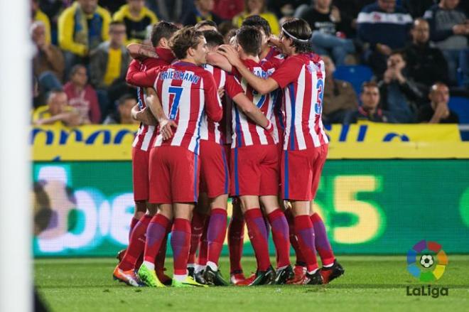 Piña de los jugadores del Atlético para celebrar el gol de Koke.