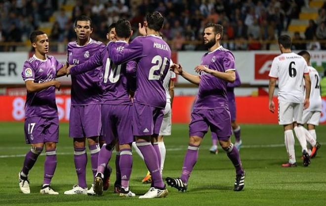 Los jugadores del Real Madrid celebran uno de sus goles en León.