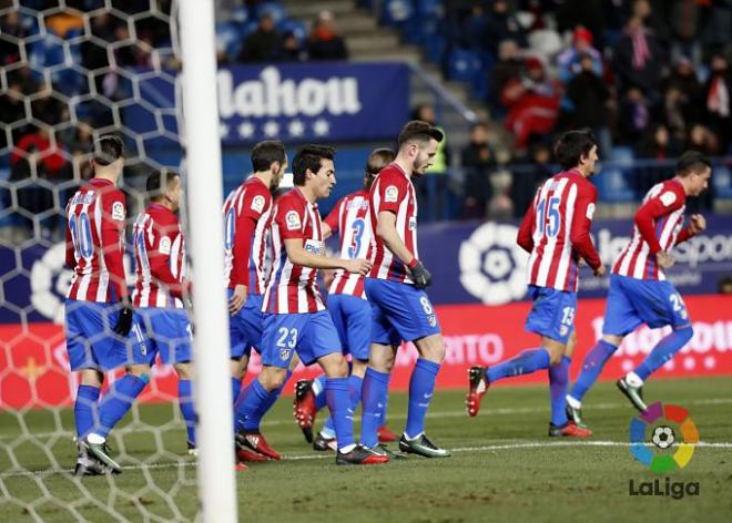 Los jugadores del Atlético celebran uno de los goles al Eibar.