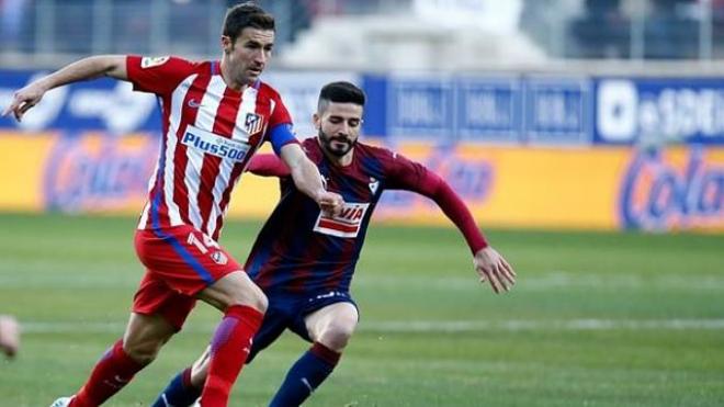 Gabi y Fran Rico pugnan por un balón.