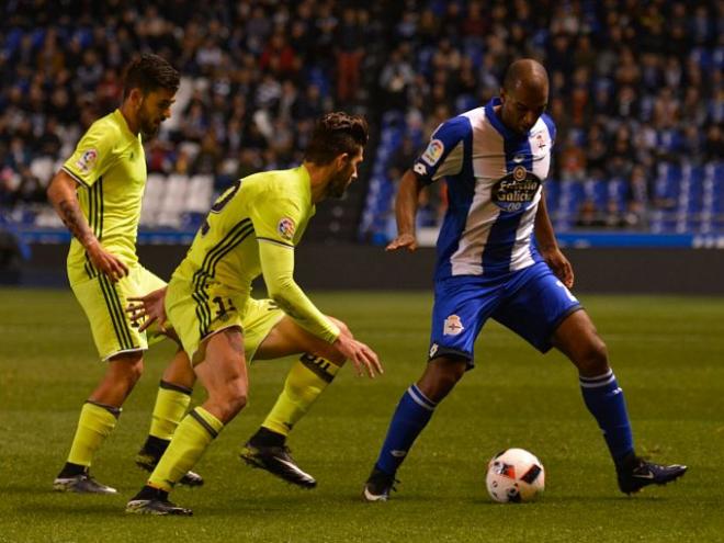 Babel controla el balón ante Piccini y Ceballos.