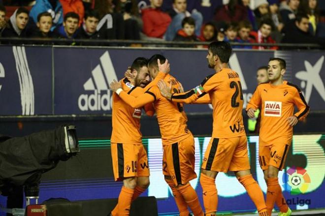 Los jugadores del Eibar celebran el gol de Nano en El Sadar.