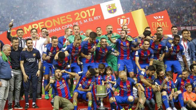 Imagen de la plantilla del Barcelona, con el título de Copa.