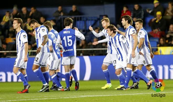 Los jugadores de la Real celebran el pase ante el Villarreal.