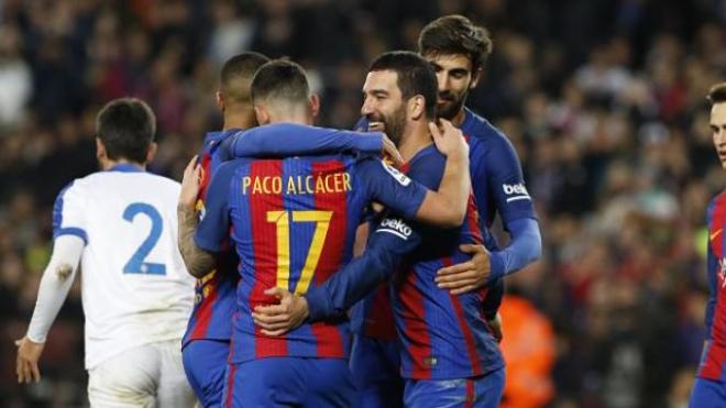 Los jugadores del Barça celebran el estreno goleador de Alcácer.