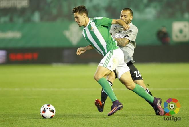 Alegría se lleva un balón en ataque para el Betis.