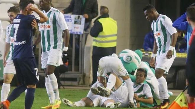 Los jugadores del Córdoba celebran el 1-0 de Rodri.