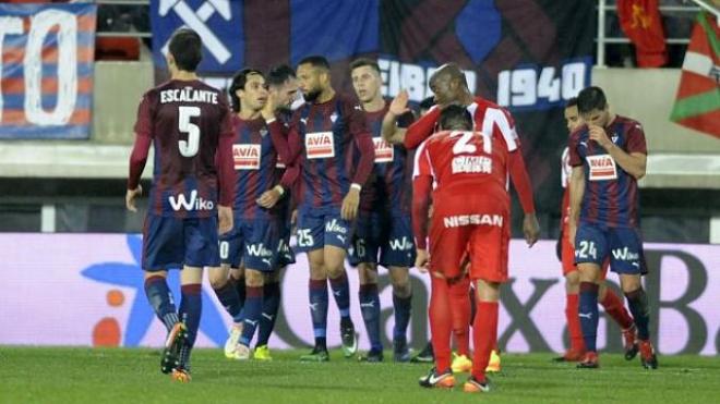 Los jugadores del Eibar celebran el primer tanto.