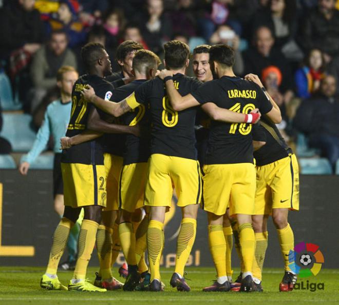 Los jugadores del Atlético celebran uno de los goles.