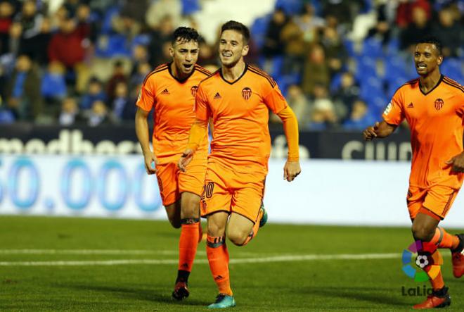 Los jugadores del Valencia celebran el 0-2 de Medrán.